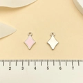 Colgante de rombo en esmalte rosa y aleación metálica para creación de joyas DIY - Cuadrado Rombo Rosa (21919)