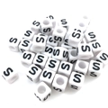 Cuentas de cubo de acrílico blanco de 6x6mm con letra S negra para bisutería DIY - Cuenta de Letra Cuadrada Blanca S