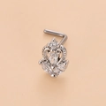 Gros plan du piercing de nez en L avec motif couronne de cœur et zircons marquises - 4# Argent