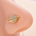 Macro di piercing al naso Saturno in oro con zirconi cubici su modello di naso in silicone - Stile Saturno - Oro (11# Oro)