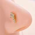 Dettaglio di un piercing al naso a freccia placcato in oro con zirconi cubici scintillanti - Stile Freccia - Oro (7# Oro)