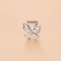 Vue macro d'un piercing nez papillon argenté avec zircons et tige de fixation en L - 6# Ton Argent