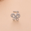 Détail macro du piercing nez en L avec motif papillon serti de zircones brillants - 3# Style Papillon Pavé de Strass / Argent