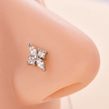 Vista macro del piercing al naso a fiore con cristalli chiari su base d'acciaio - Stile Fiore - Argento (4# Argento)