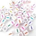 Cuentas cubo blancas 6mm de acrílico con motivos de rayas de colores para joyas DIY - Cuenta de Guión de Color Cuadrada Blanca