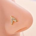 Dettaglio macro del piercing al naso a V dorato con zirconi incastonati su modello in silicone - Stile Doppia Foglia - Oro (9# Oro)