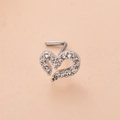 Détail macro du piercing nez en forme de coeur en acier inoxydable avec micro-pavé de zircon - 6# Style Cœur Creux en Strass / Argent
