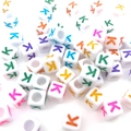 Cuentas de cubo de acrílico blanco 6x6mm con letra K de colores para joyería DIY - Cuenta de Letra de Color Cuadrada Blanca K