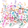 Cuentas cuadradas de acrílico blanco con letras S de colores para hacer joyas DIY - Cuenta de Letra de Color Cuadrada Blanca S