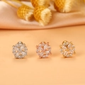 Dettaglio macro di orecchini a lobo in acciaio 20g con fiori in zirconia marquise - Stile Stella Radiante (9#)