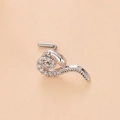Vue détaillée d'un piercing nez serpent argenté avec zircons et tige en L en acier inoxydable - 12# Argent