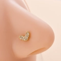 Makroaufnahme eines goldenen Herz-Nasensteckers mit Zirkonia auf einem Nasenmodell - Herzstil - Gold (2# Gold)