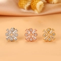 Dettaglio di tre orecchini a lobo a forma di fiocco di neve in argento, oro e oro rosa - Stile Fiocco di Neve Geometrico (10#)