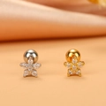 Makroaufnahme der 16G Edelstahl-Blumenstecker mit mikroversetzten Zirkonia-Steinen - Silber / Stil 2 (Blume)