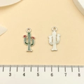 Lindo colgante de cactus verde de aleación con flor roja y reverso metálico plateado - Diseño de Cactus Verde (21930)