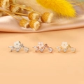 Dettaglio di orecchini a fiore per cartilagine in argento, oro e oro rosa con zirconi - Stile Fiore di Conchiglia (12#)