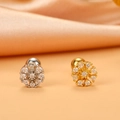 Makroansicht der 16G Edelstahl-Ohrstecker mit funkelnden Zirkonia-Steinen in Kronenform - Silber / 3# (Blumencluster)