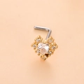 Détail macro du piercing de nez doré en forme de cœur orné de cristaux de zircone - 3# Or