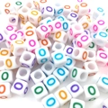 Cuentas de cubo de acrílico blanco 6mm con letra O de colores para joyería DIY - Cuenta de Letra de Color Cuadrada Blanca O