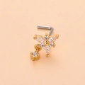 Détail du piercing de nez en forme de fleur dorée avec zircons et petit pendentif - 8# Or