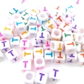 Cuentas de cubo de acrílico blanco de 6mm con letra T de colores para joyas y artesanía - Cuenta de Letra de Color Cuadrada Blanca T