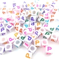 Cuentas de cubo blancas 6mm de acrílico con letra P de colores para joyas DIY - Cuenta de Letra de Color Cuadrada Blanca P