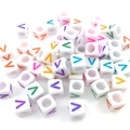 Cuentas de cubo de acrílico blanco de 6mm con letra V de colores para pulseras y collares - Cuenta de Letra de Color Cuadrada Blanca V