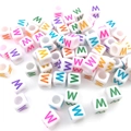 Cuentas de cubo de acrílico blanco 6mm con letras M y W coloridas para joyería DIY - Cuenta de Letra de Color Cuadrada Blanca W