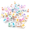 Cuentas cúbicas de acrílico blanco con patrones X de colores para pulseras DIY y joyas - Cuenta de Letra de Color Cuadrada Blanca X