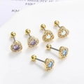 Detailansicht der herzförmigen 18k Edelstahl-Ohrstecker mit bunten Zirkoniasteinen - Violetter Zirkonia / Gold