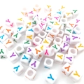Cuentas cúbicas blancas de acrílico de 6mm con letra Y de colores para joyas - Cuenta de Letra de Color Cuadrada Blanca Y