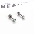 Makroaufnahme von 16G Edelstahl Barbell-Ohrringen mit doppelter weißer Opal-Einlage - Silberfarben Weiß Opal