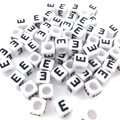 Cuentas de cubo de acrílico blanco de 6 mm con letra E negra para bisutería DIY - Cuenta de Letra Cuadrada Blanca E