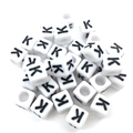 Cuentas cúbicas de acrílico blanco 6x6mm con letra K negra para joyas y pulseras DIY - Cuenta de Letra Cuadrada Blanca K