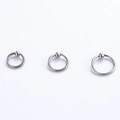 Detaillierte Makroansicht von drei 316L Chirurgenstahl Klemmkugelringen in verschiedenen Größen - 6mm / Silber