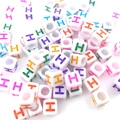 Cuentas cúbicas de acrílico blanco de 6mm con letra H de colores para joyas - Letra-H / Paquete de 100 / Blanco con Multicolor