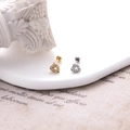 Detailansicht der hohlen Herz-Ohrstecker mit Zirkonia und Schraubverschluss in Gold und Silber - 1# Hohles Herz Stil / Silber
