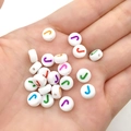 Platte ronde witte acryl kralen met gekleurde letter J voor DIY armbanden en sieraden - Veelkleurige Letter J