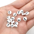 Witte platte ronde 7mm acryl letter J kraal met zwarte opdruk en een rijggat in het midden - Zwart Wit Letter J