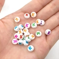 Platte ronde witte acrylkralen met gekleurde letter K voor DIY sieraden maken - Veelkleurige Letter K