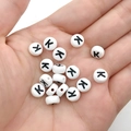 Platte ronde witte acryl kralen met letter K voor DIY armbanden en sieraden maken - Zwart Wit Letter K