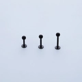 Detailansicht von drei schwarzen 316L Edelstahl Labret Steckern in verschiedenen Längen - 6mm / Schwarz