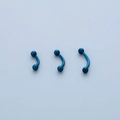 Tre dimensioni di barbell curvi in acciaio 316L blu metallizzato per piercing al sopracciglio - Blu