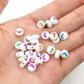 Hand met witte ronde acryl letter L kralen met kleurrijke bedrukking voor DIY sieraden - Veelkleurige Letter L