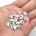 Platte ronde 7mm witte acryl alfabetkraal met zwarte letter L voor DIY-sieradenarmbanden - Zwart Wit Letter L