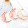 Colgante de luna creciente en esmalte rosa y estrellas doradas para bisutería - Estilo Luna Grande Rosa (13348)
