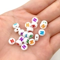 Platte ronde witte acryl letterkralen met gekleurde initialen voor DIY-sieraden - Veelkleurige Letter N