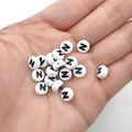 7mm witte acryl letterkraal met zwarte letter N voor DIY sieraden en armbanden maken - Zwart Wit Letter N