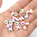 Platte ronde witte acrylkralen met gekleurde letter O voor DIY-sieraden en armbanden - Veelkleurige Letter O
