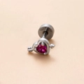 Silberner Herz-Pfeil-Ohrstecker mit einem roten runden Zirkonia-Stein - Amorpfeil-Herz-Design (Silber Nr. 2)